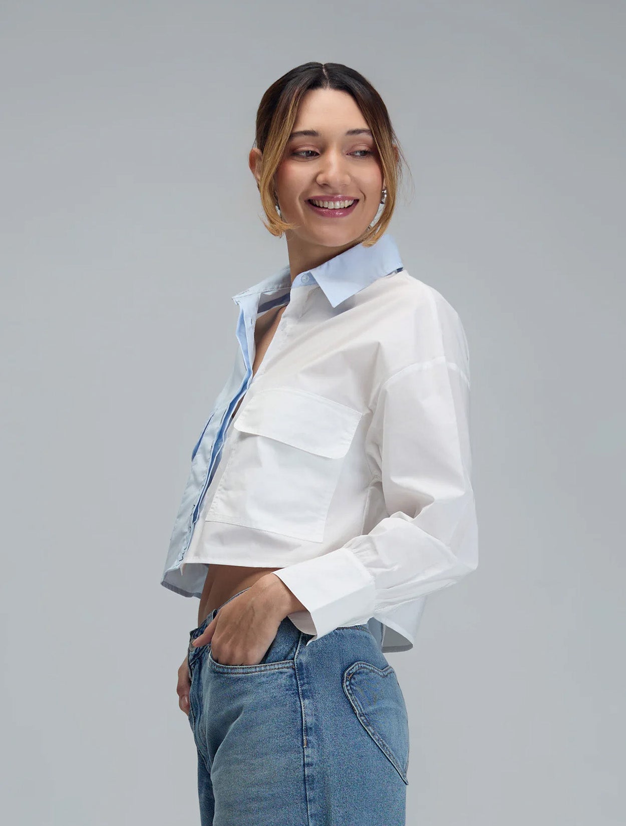 Camisa en algodón azul a rayas con bordado Time para mujer – Juliana Sanchez | Casa Precis, Concept Store. Segundo plano.