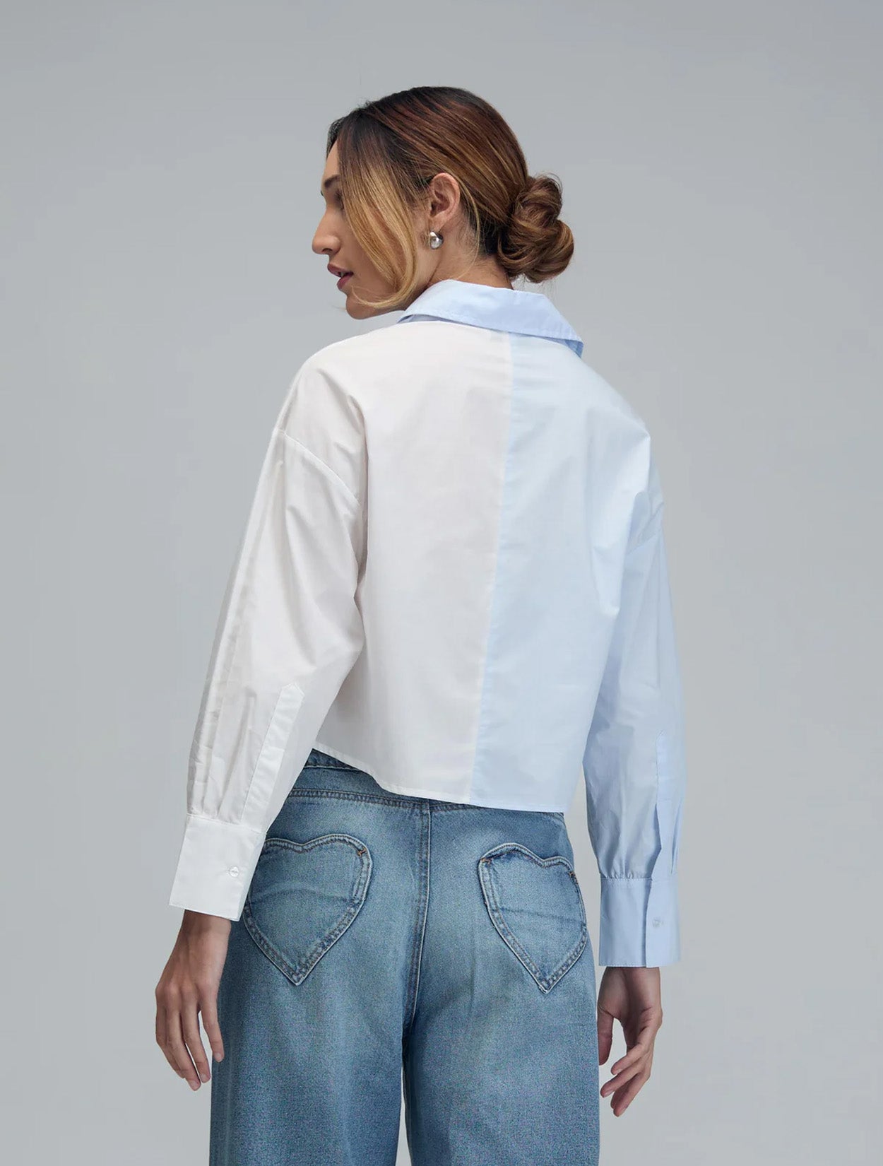 Camisa en algodón azul a rayas con bordado Time para mujer – Juliana Sanchez | Casa Precis, Concept Store. Tercer plano.