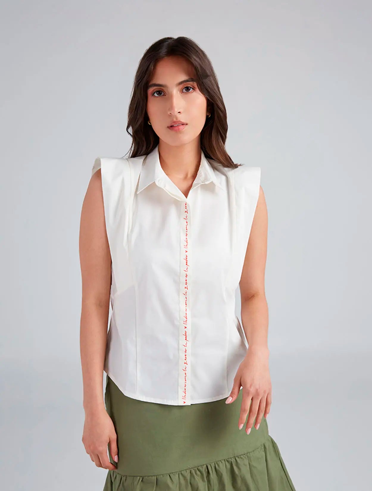 Camisa en algodón blanca con bordado Tu Poder para mujer – Juliana Sanchez | Casa Precis, Concept Store. Primer plano.