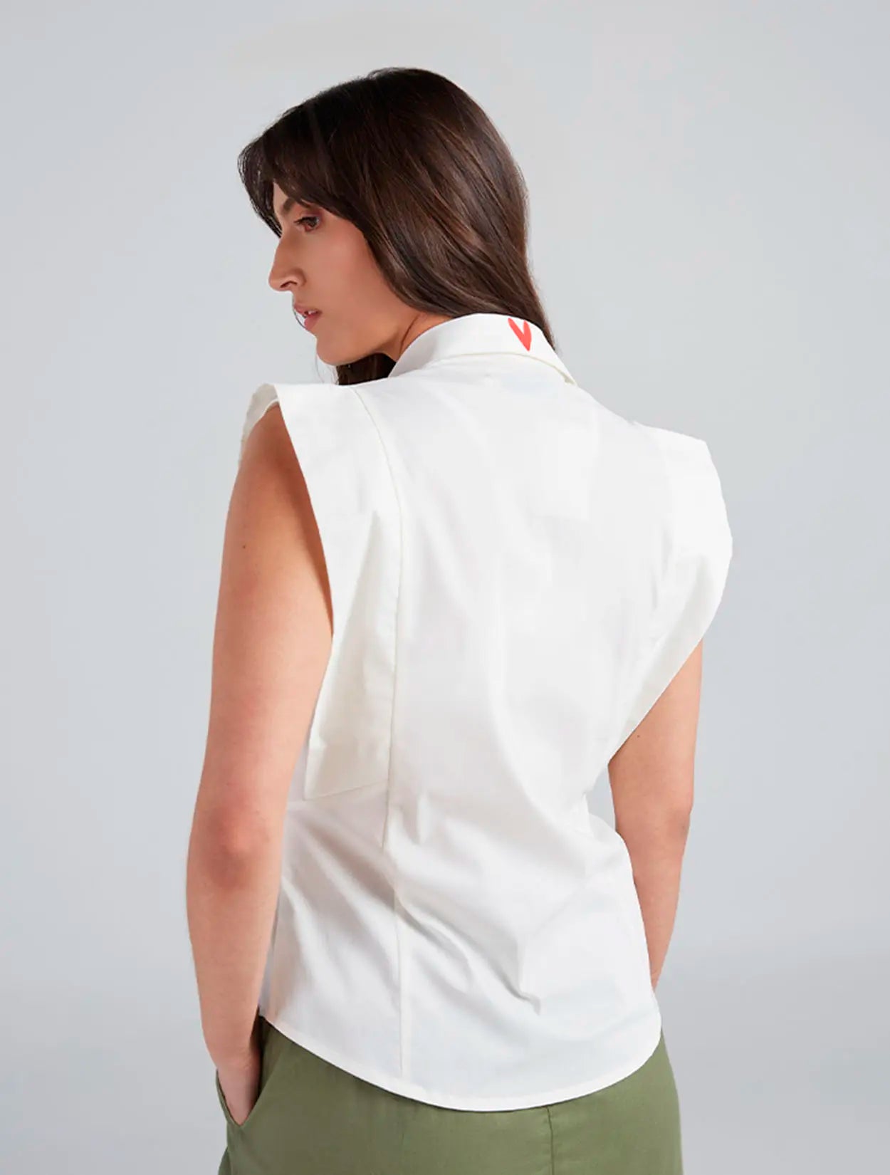 Camisa en algodón blanca con bordado Tu Poder para mujer – Juliana Sanchez | Casa Precis, Concept Store. Tercer plano.