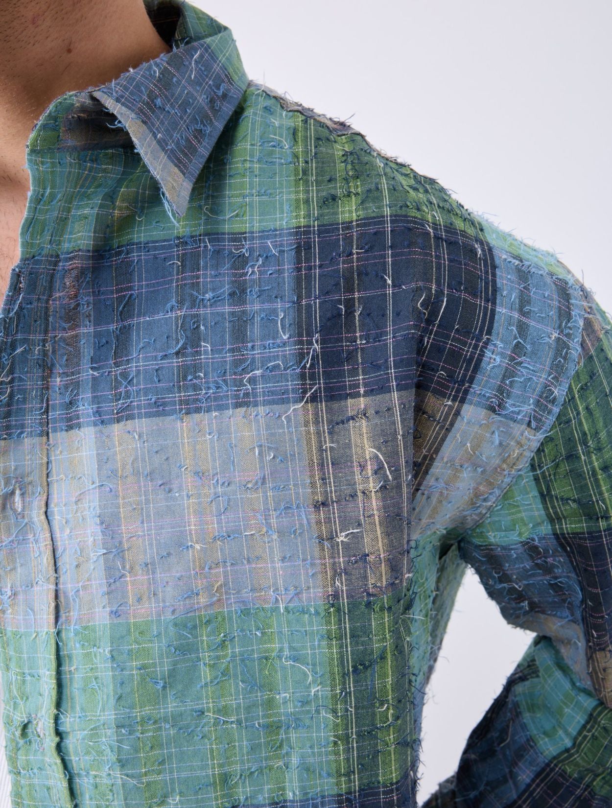 Camisa Kylo para hombre de la marca Vera con estampado de cuadros verdes y azules en silueta oversized de diseño de autor – Moda masculina de lujo hecha en Colombia | Casa Precis, Concept Store