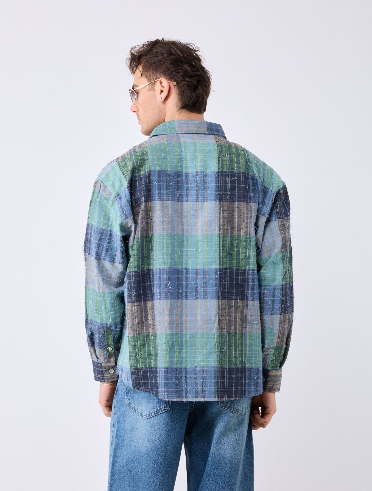 Camisa Kylo para hombre de la marca Vera con estampado de cuadros verdes y azules en silueta oversized de diseño de autor – Moda masculina de lujo hecha en Colombia | Casa Precis, Concept Store