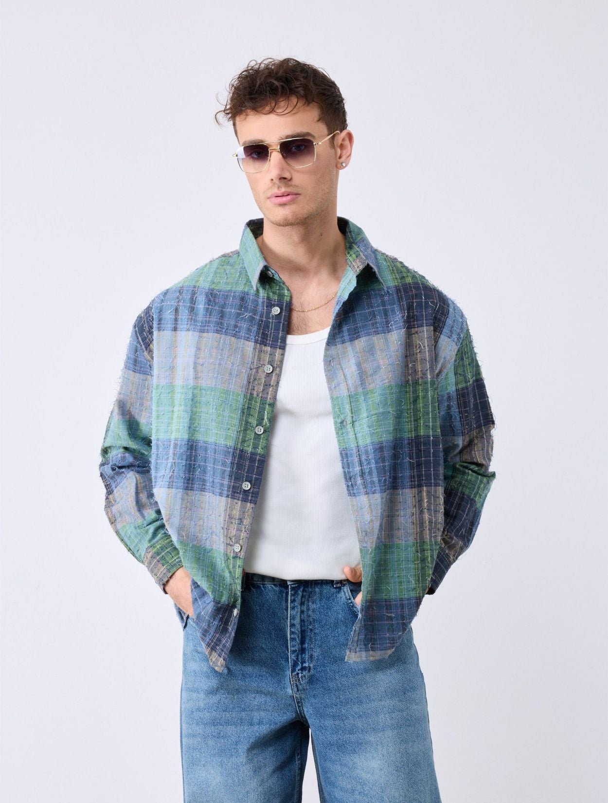 Camisa Kylo para hombre de la marca Vera con estampado de cuadros verdes y azules en silueta oversized de diseño de autor – Moda masculina de lujo hecha en Colombia | Casa Precis, Concept Store