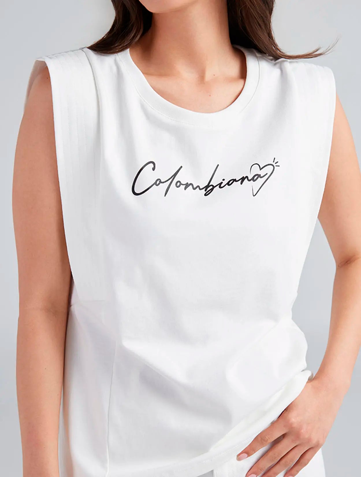 Camiseta marfil de algodón con bordado Alma Colombiana de la diseñadora Juliana Sanchez en Casa Precis.