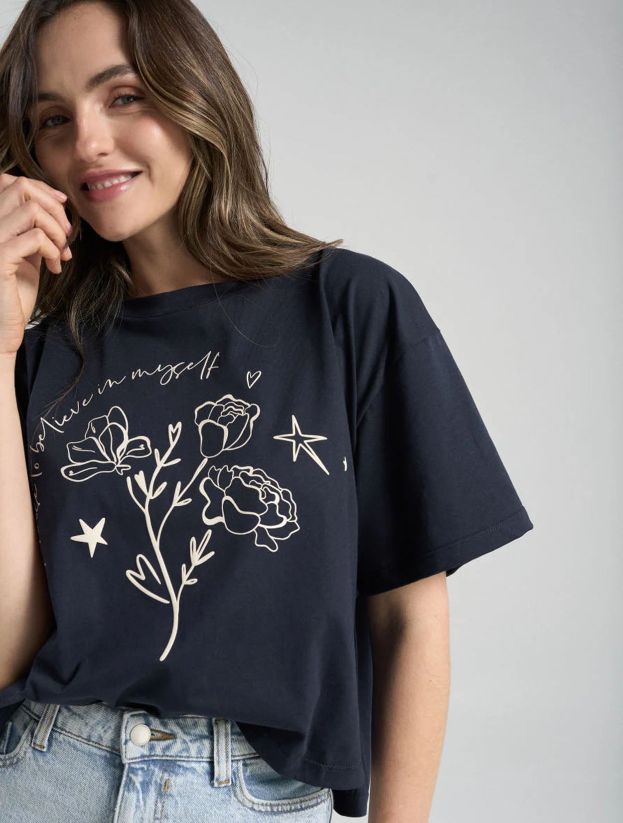 Camiseta en algodón azul rey con bordado Believe para mujer – Juliana Sanchez | Casa Precis, Concept Store. Segundo plano.
