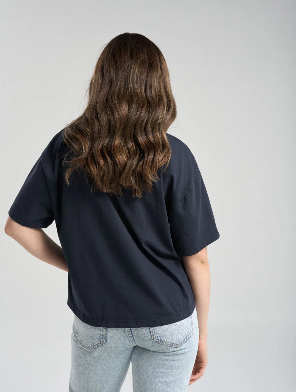 Camiseta en algodón azul rey con bordado Believe para mujer – Juliana Sanchez | Casa Precis, Concept Store. Tercer plano.