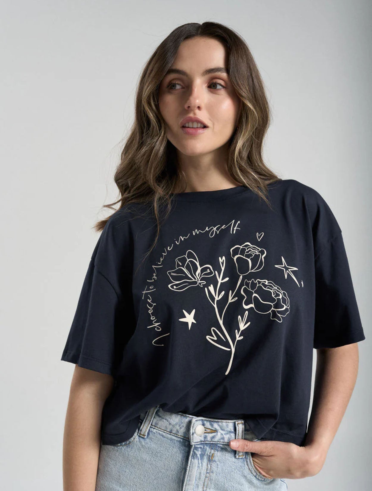 Camiseta en algodón azul rey con bordado Believe para mujer – Juliana Sanchez | Casa Precis, Concept Store. Primer plano.