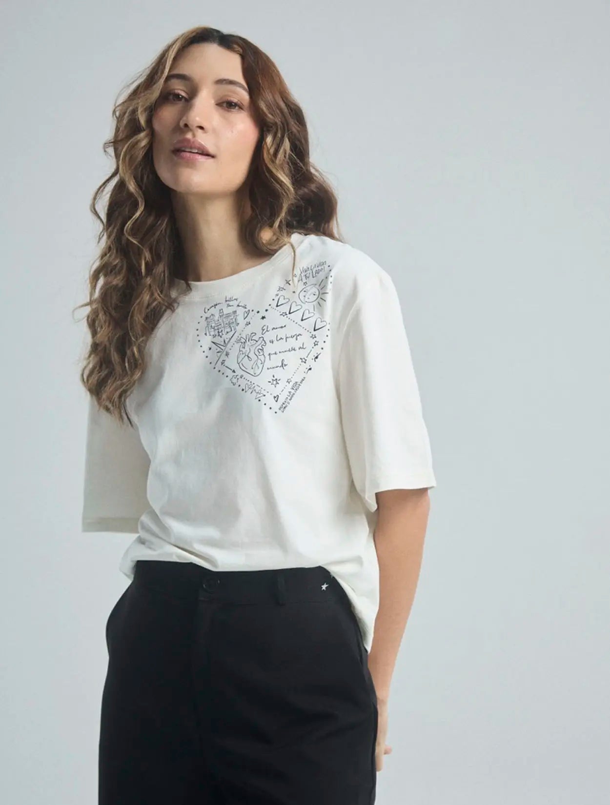 Camiseta en algodón marfil con bordado Brillas Bonito para mujer – Juliana Sanchez | Casa Precis, Concept Store
