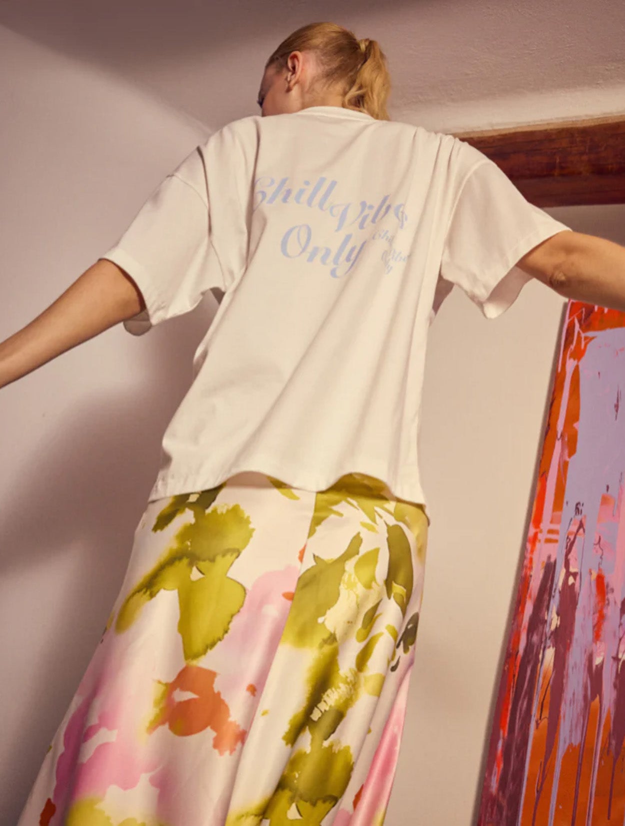 Camiseta Chill de Nord & Sud con silueta oversized y tacto suave en color blanco – Moda colombiana de lujo relajado | Casa Precis, Concept Store. Primer plano.