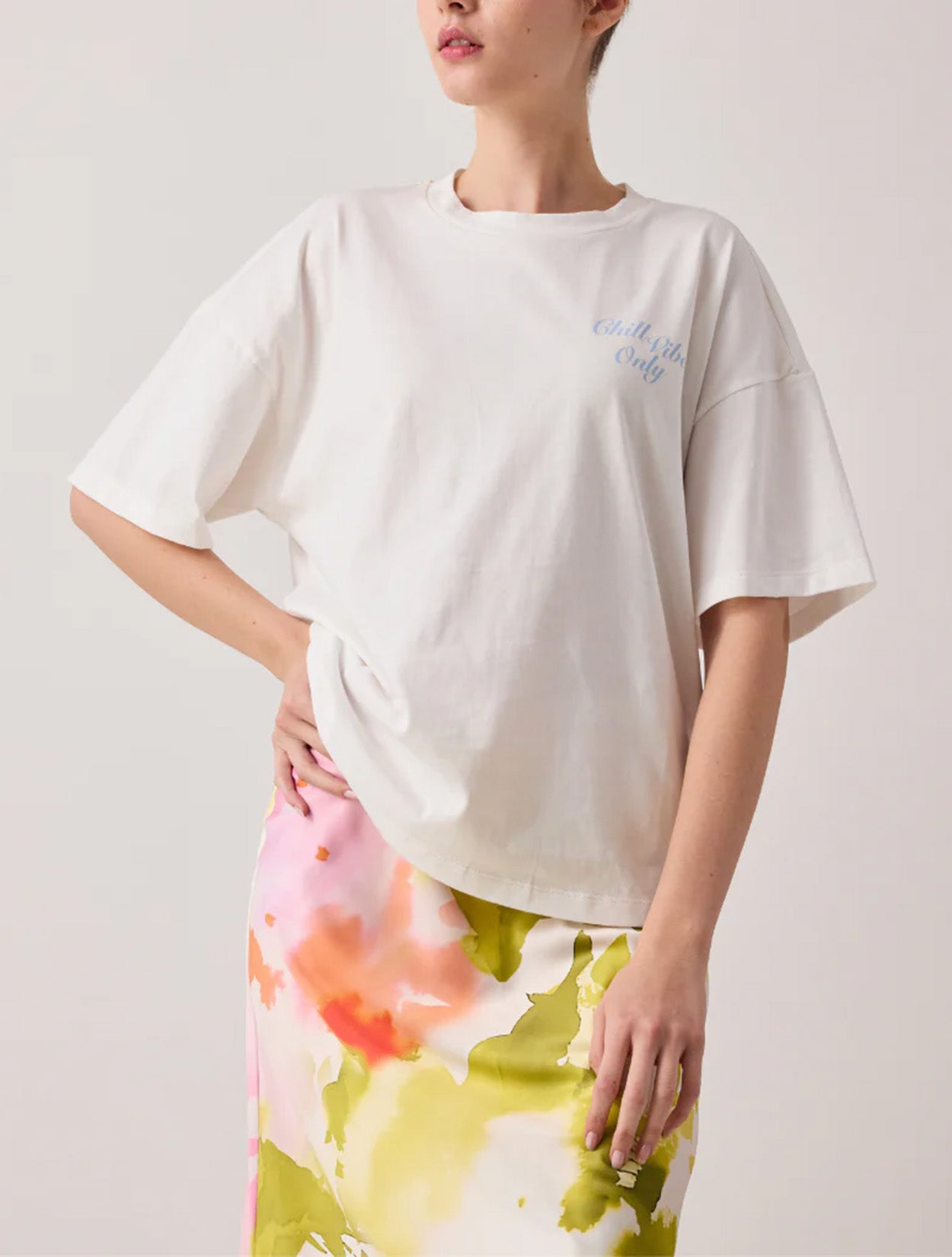 Camiseta Chill de Nord & Sud con silueta oversized y tacto suave en color blanco – Moda colombiana de lujo relajado | Casa Precis, Concept Store. Segundo piso.