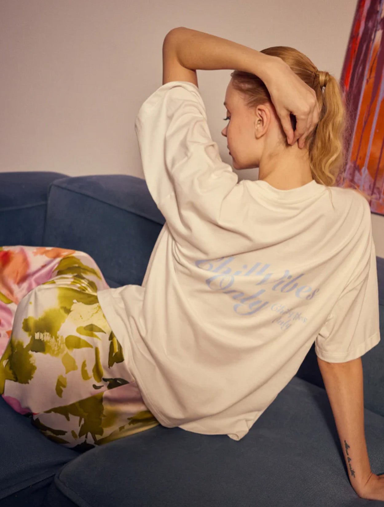 Camiseta Chill de Nord & Sud con silueta oversized y tacto suave en color blanco – Moda colombiana de lujo relajado | Casa Precis, Concept Store. Tercer piso.