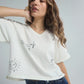 Camiseta en algodón marfil con bordado Feel Like Home para mujer – Juliana Sanchez | Casa Precis, Concept Store