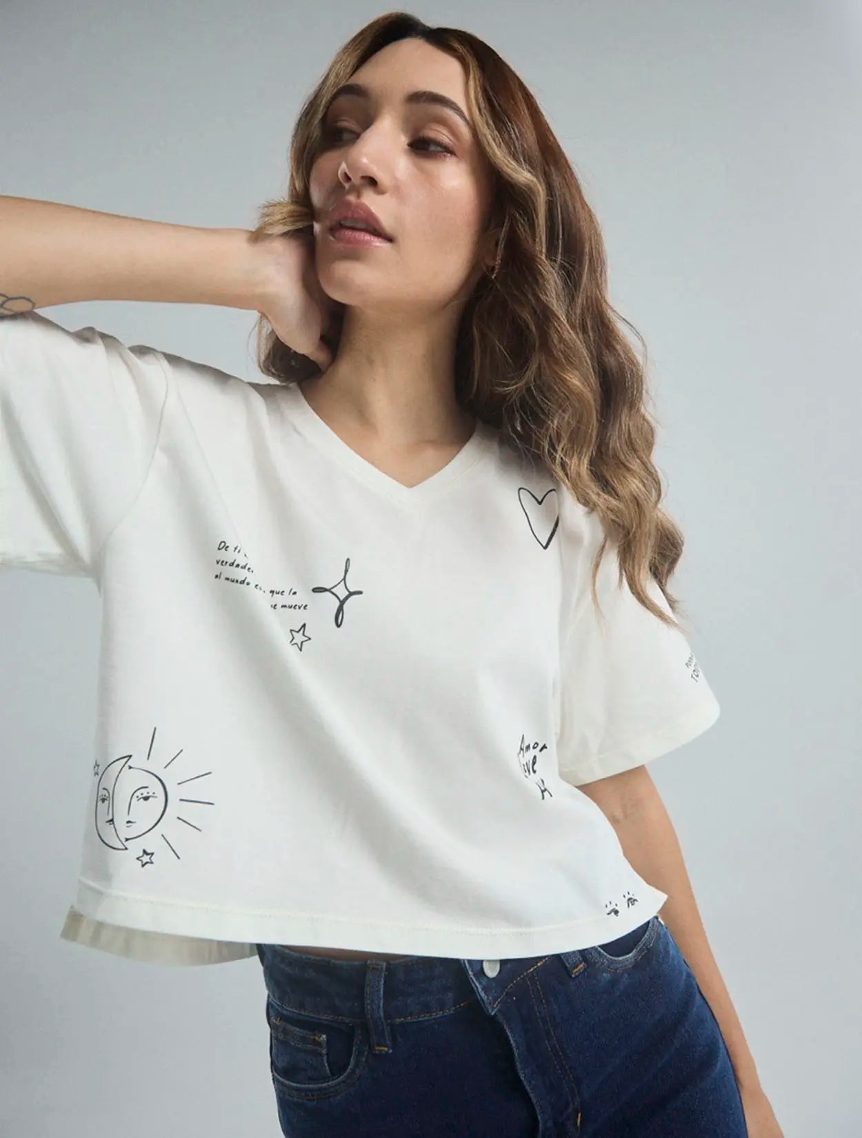 Camiseta en algodón marfil con bordado Feel Like Home para mujer – Juliana Sanchez | Casa Precis, Concept Store