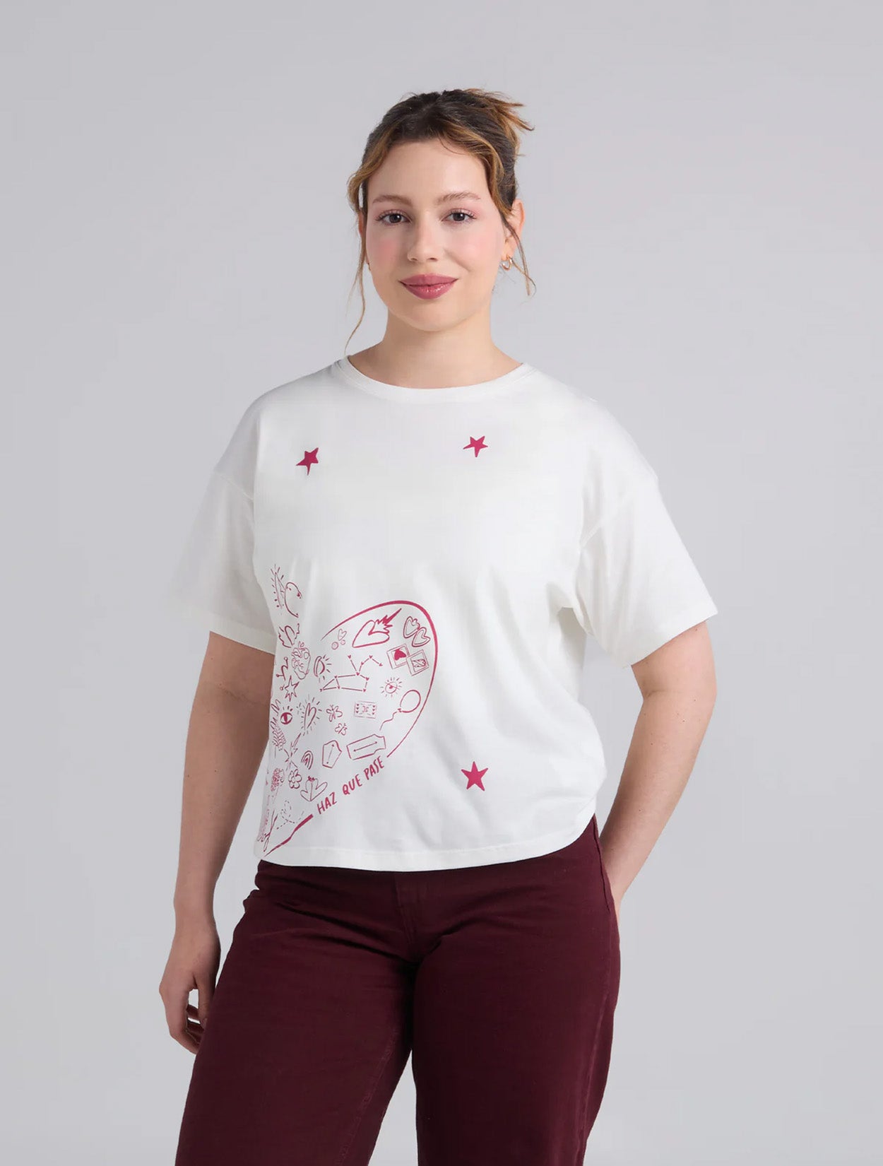 Camiseta en algodón marfil con bordado Haz Que Pase para mujer – Juliana Sanchez | Casa Precis, Concept Store. Primer plano.