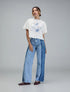 Camiseta en algodón marfil con bordado Instantes para mujer – Juliana Sanchez | Casa Precis, Concept Store. Primer plano.