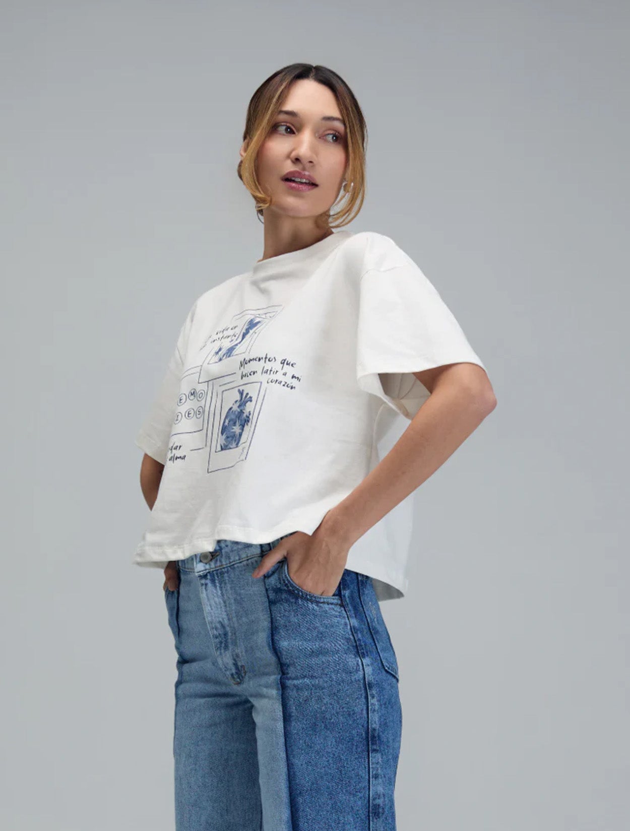 Camiseta en algodón marfil con bordado Instantes para mujer – Juliana Sanchez | Casa Precis, Concept Store. Segundo plano.