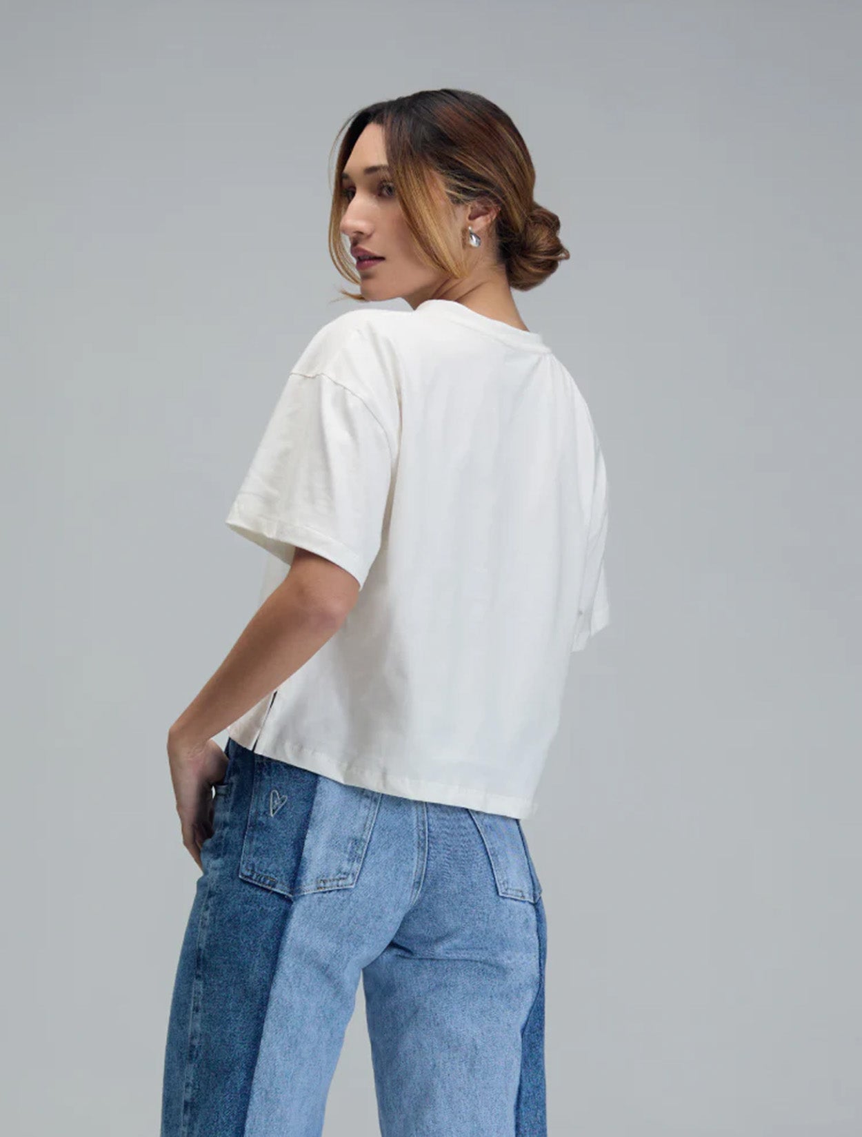 Camiseta en algodón marfil con bordado Instantes para mujer – Juliana Sanchez | Casa Precis, Concept Store. Tercer plano.