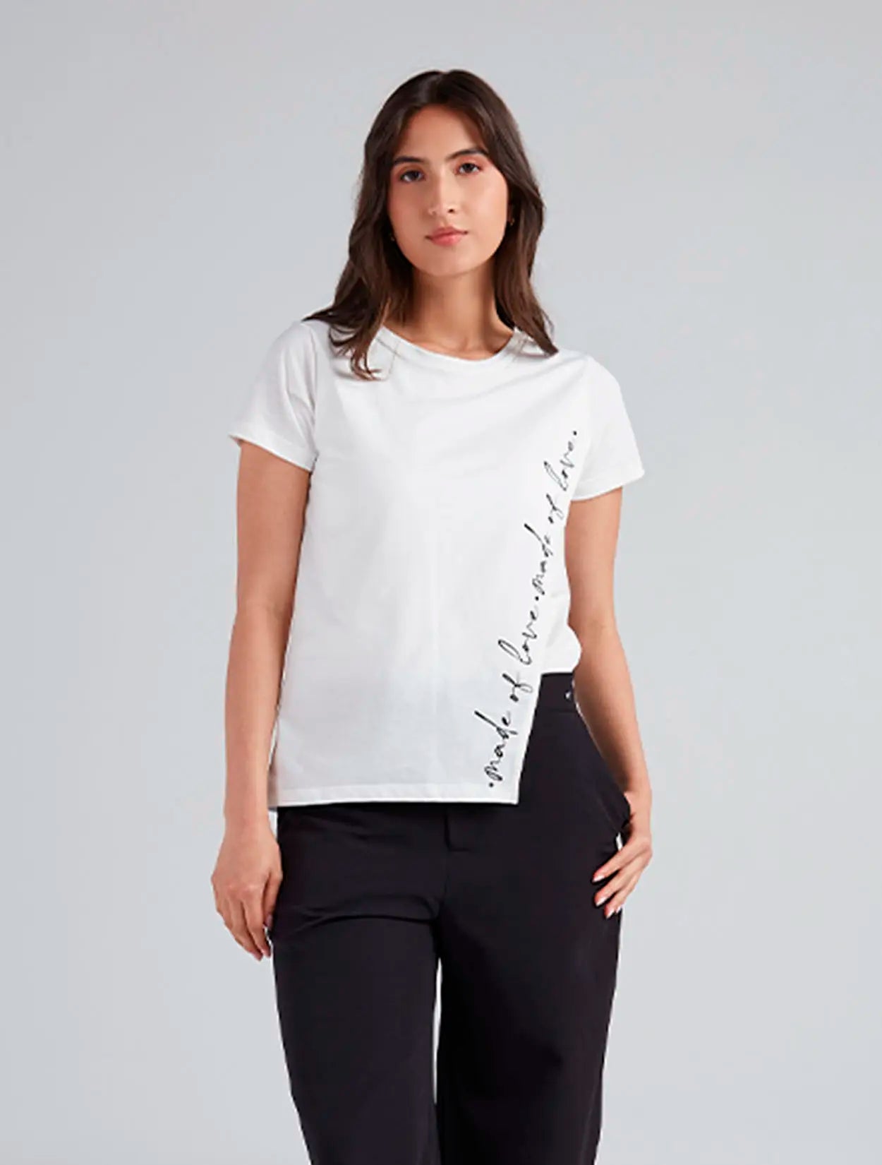 Camiseta en algodón marfil con bordado Made of Love para mujer – Juliana Sanchez | Casa Precis, Concept Store. Primer plano.
