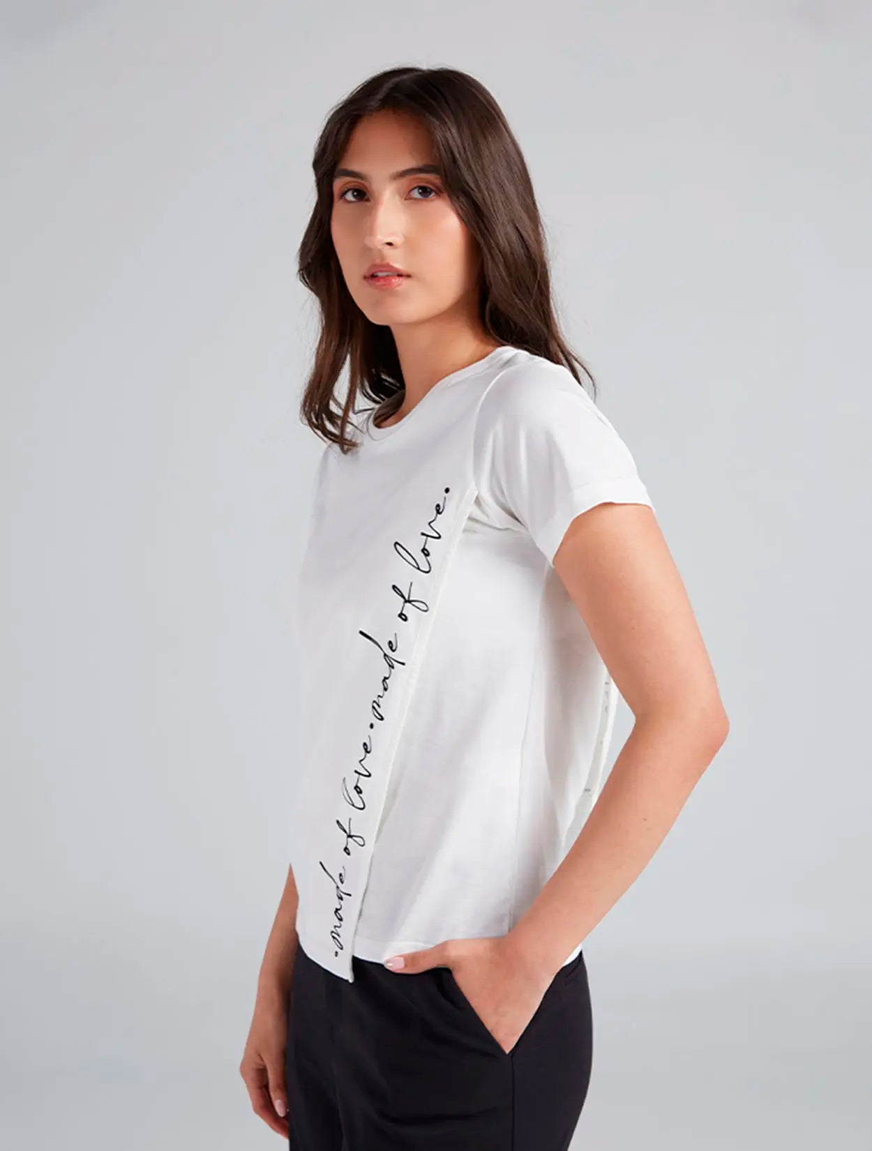 Camiseta en algodón marfil con bordado Made of Love para mujer – Juliana Sanchez | Casa Precis, Concept Store. Segundo plano.