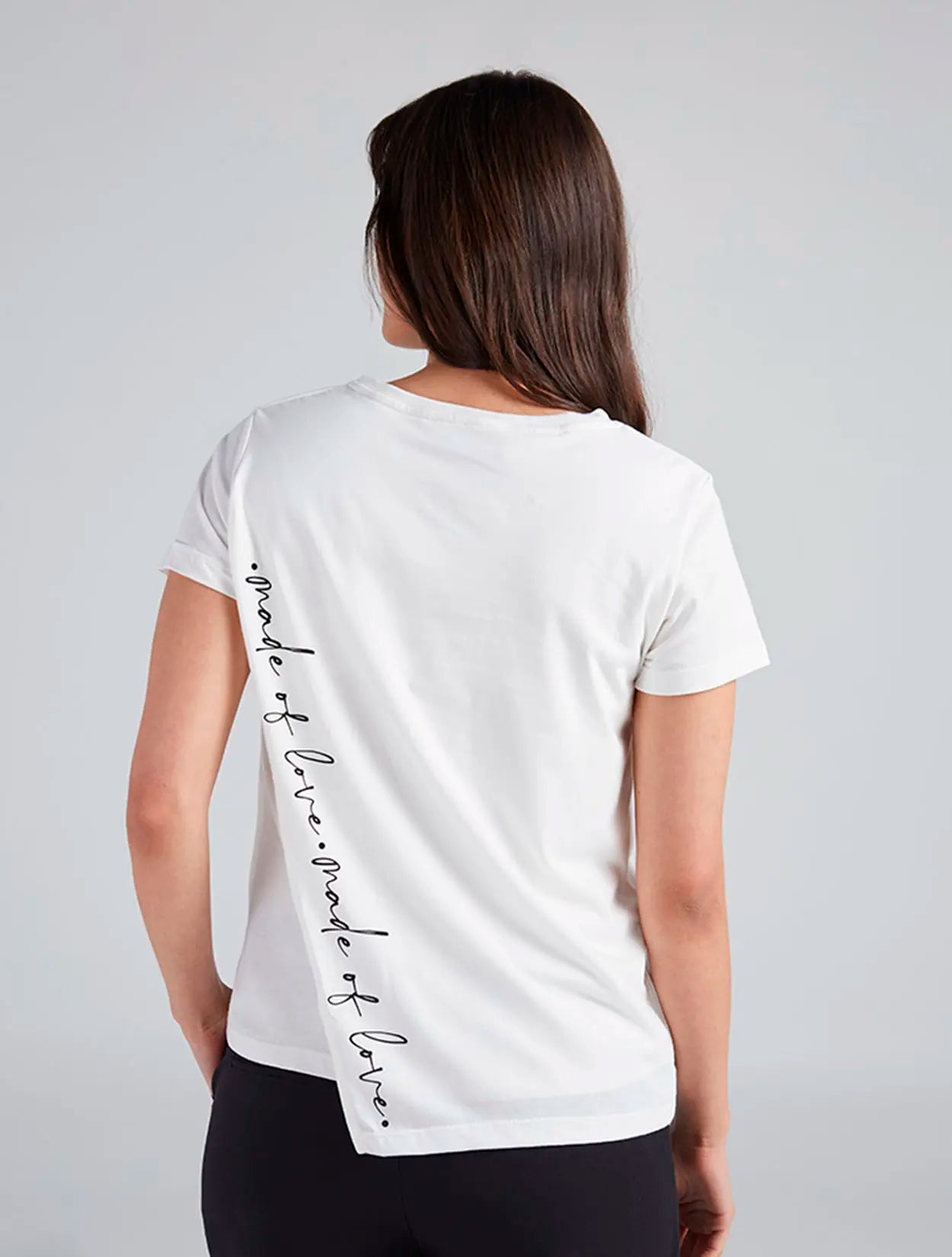 Camiseta en algodón marfil con bordado Made of Love para mujer – Juliana Sanchez | Casa Precis, Concept Store. Tercer plano.