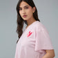 Camiseta en algodón rosado con bordado Más Fuerte para mujer – Juliana Sanchez | Casa Precis, Concept Store. Primer plano.