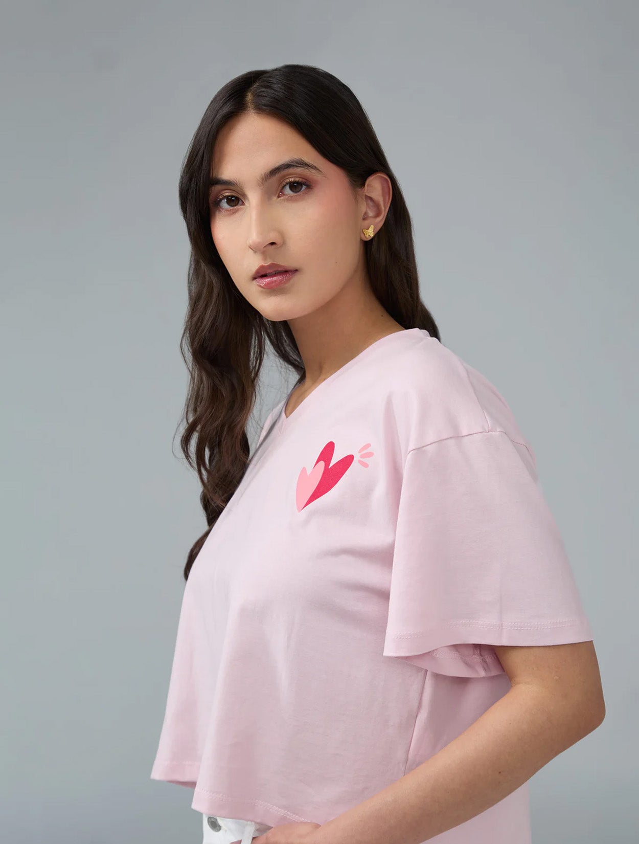 Camiseta en algodón rosado con bordado Más Fuerte para mujer – Juliana Sanchez | Casa Precis, Concept Store. Primer plano.