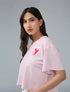 Camiseta en algodón rosado con bordado Más Fuerte para mujer – Juliana Sanchez | Casa Precis, Concept Store. Primer plano.