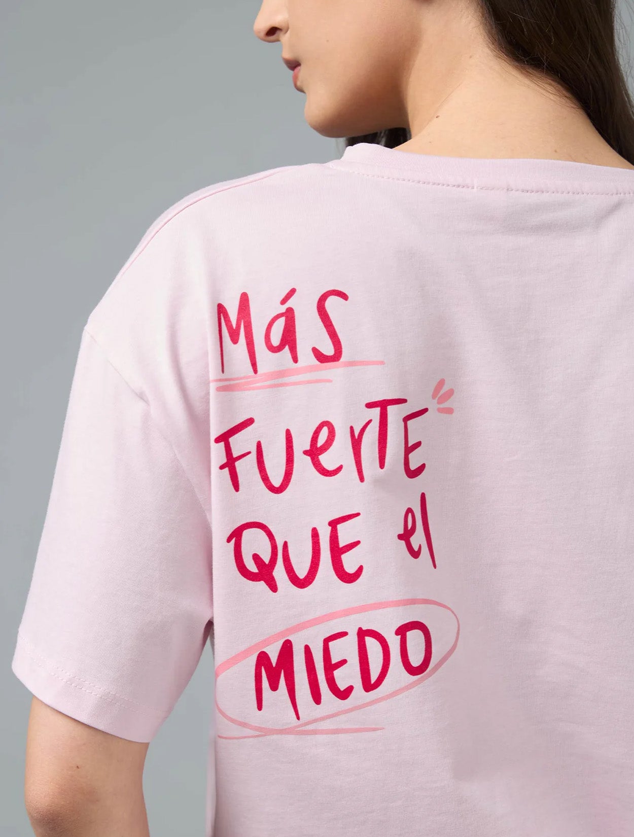 Camiseta en algodón rosado con bordado Más Fuerte para mujer – Juliana Sanchez | Casa Precis, Concept Store. Segundo plano.