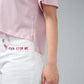 Camiseta en algodón rosado con bordado Más Fuerte para mujer – Juliana Sanchez | Casa Precis, Concept Store. Tercer plano.