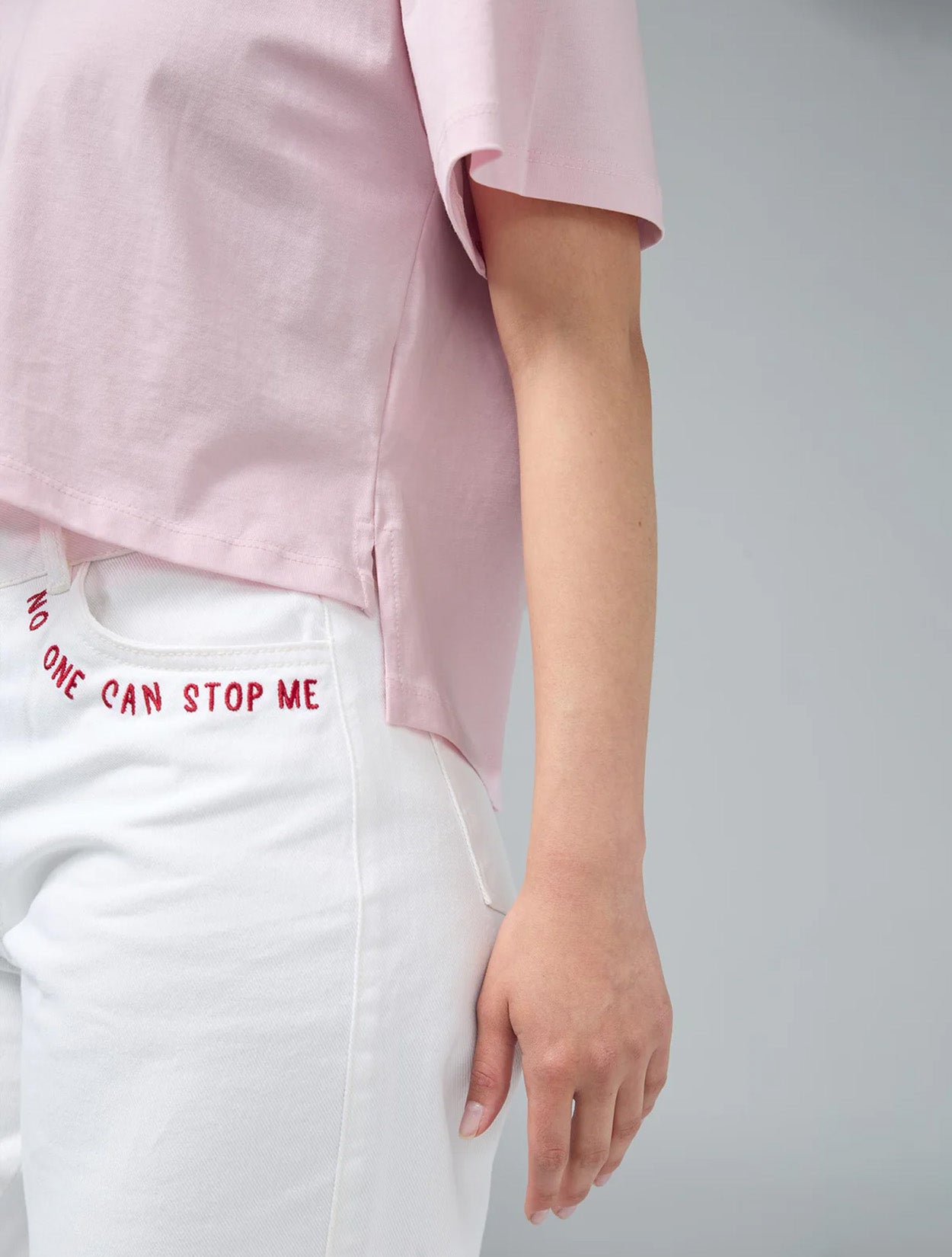 Camiseta en algodón rosado con bordado Más Fuerte para mujer – Juliana Sanchez | Casa Precis, Concept Store. Tercer plano.