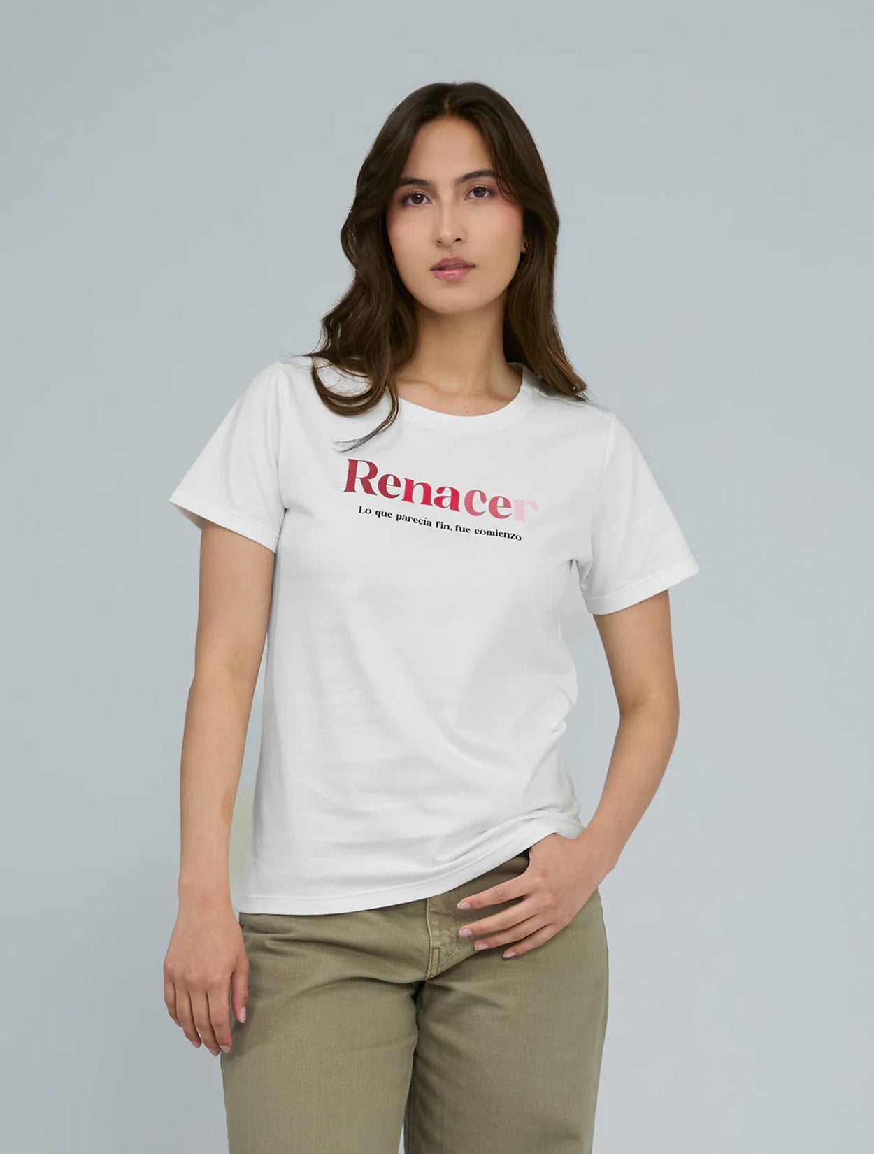 Camiseta en algodón marfil con bordado Renacer para mujer – Juliana Sanchez | Casa Precis, Concept Store. Primer plano.