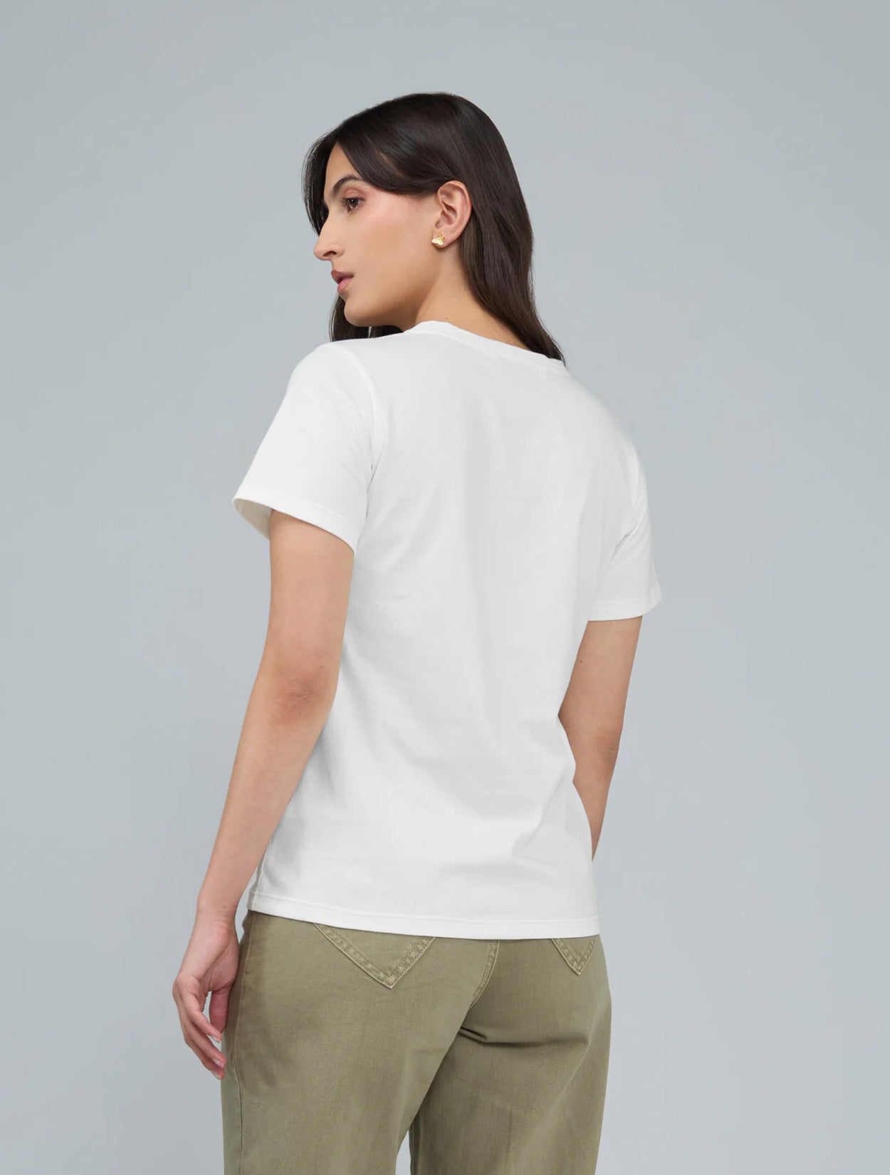Camiseta en algodón marfil con bordado Renacer para mujer – Juliana Sanchez | Casa Precis, Concept Store. Tercer plano.