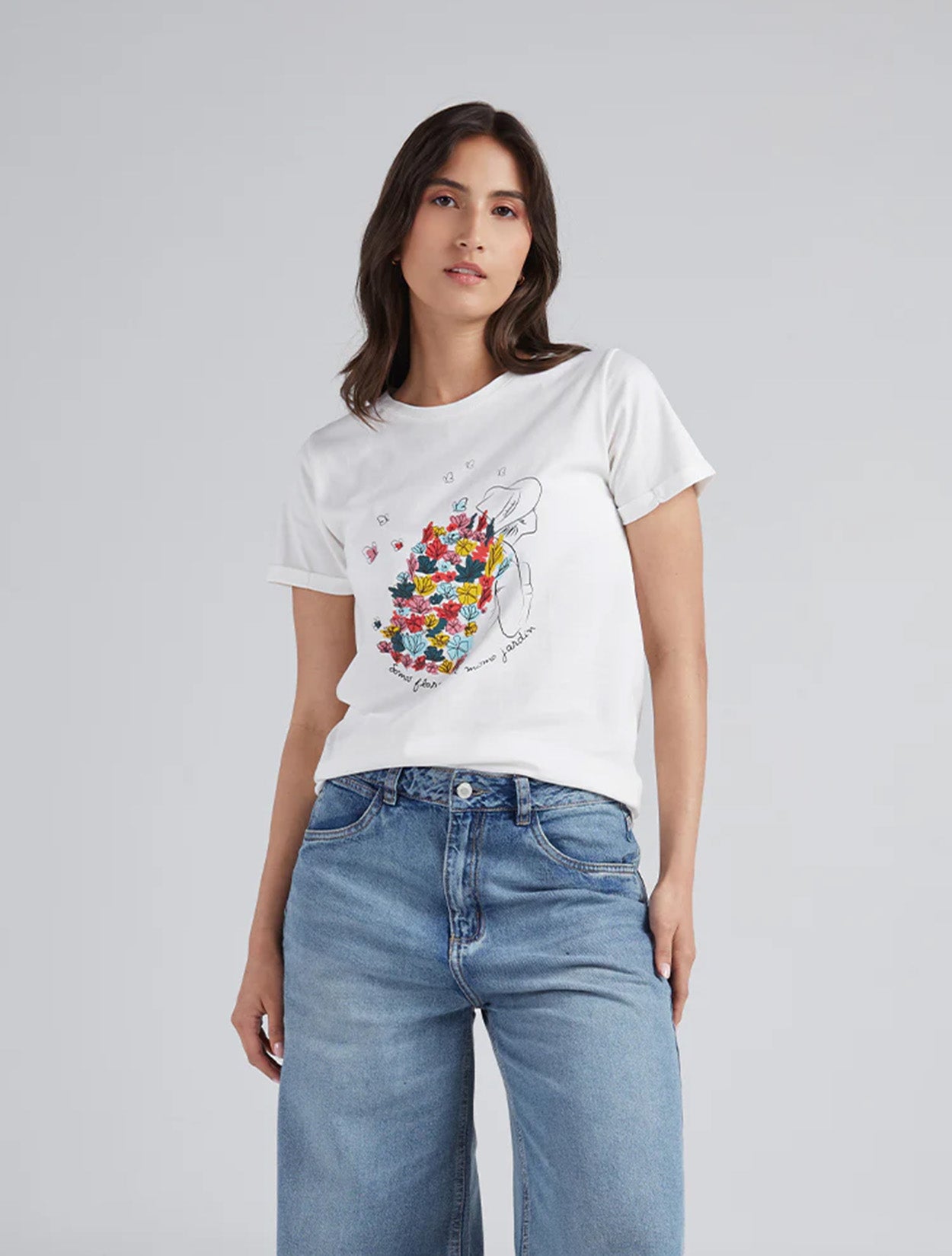 Camiseta en algodón marfil con bordado artesanal Silletero para mujer – Juliana Sanchez | Casa Precis, Concept Store. Primer plano.