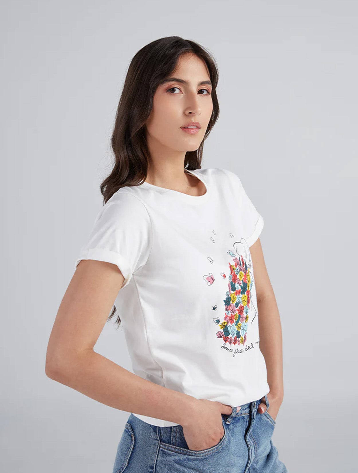 Camiseta en algodón marfil con bordado artesanal Silletero para mujer – Juliana Sanchez | Casa Precis, Concept Store. Segundo plano.