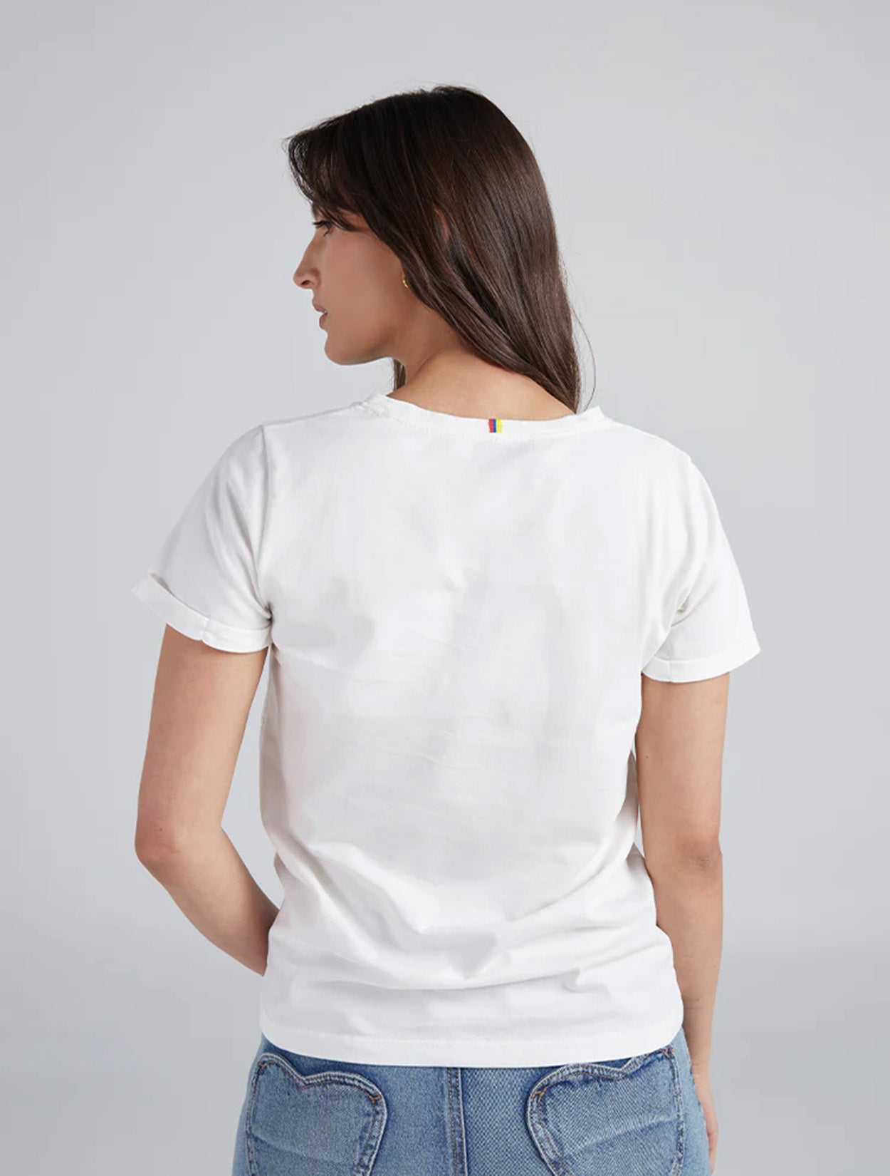 Camiseta en algodón marfil con bordado artesanal Silletero para mujer – Juliana Sanchez | Casa Precis, Concept Store. Tercer plano.