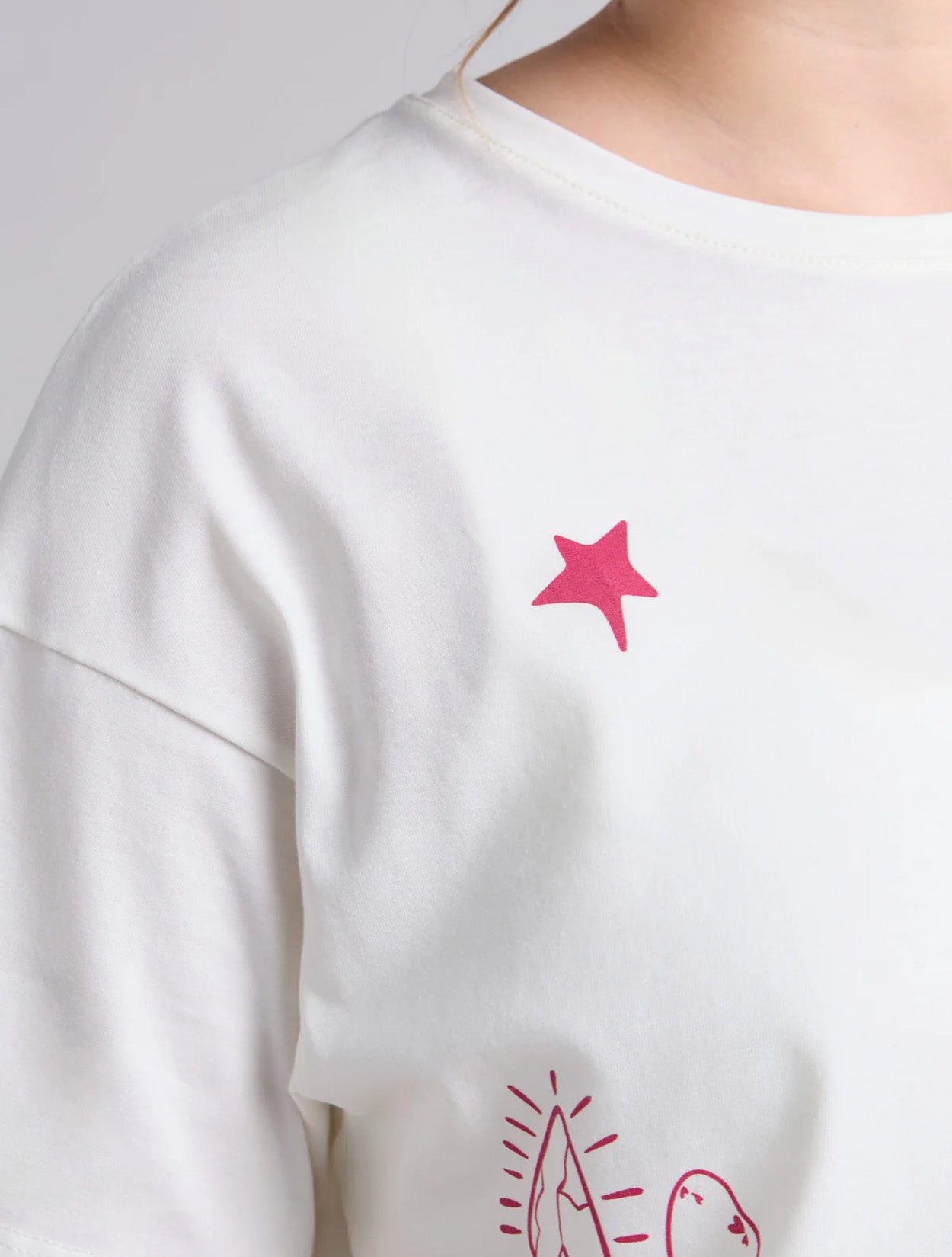 Camiseta en algodón marfil con bordado Haz Que Pase para mujer – Juliana Sanchez | Casa Precis, Concept Store. Tercer plano.