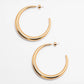 Aretes tipo candonga Afti Hoops en baño de oro con diseño orgánico para mujer – Sofía Llanos | Casa Precis, Concept Store. Primer plano.