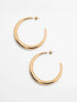 Aretes tipo candonga Afti Hoops en baño de oro con diseño orgánico para mujer – Sofía Llanos | Casa Precis, Concept Store. Primer plano.