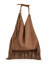 Cartera tipo Hobo Agatha de la marca Legado confeccionada en gamuza color taupé con exuberantes flecos y herrajes dorados. Presentación frontal sobre fondo blanco – Marroquinería de lujo y diseño artesanal colombiano | Casa Precis, Concept Store