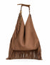 Cartera tipo Hobo Agatha de la marca Legado confeccionada en gamuza color taupé con exuberantes flecos y herrajes dorados. Presentación frontal sobre fondo blanco – Marroquinería de lujo y diseño artesanal colombiano | Casa Precis, Concept Store