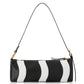 Cartera Génova de VLN tipo baguette en cuero de becerro con diseño de ondas en blanco y negro – Moda colombiana de lujo | Casa Precis, Concept Store. Primer plano.