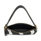 Cartera Génova de VLN tipo baguette en cuero de becerro con diseño de ondas en blanco y negro – Moda colombiana de lujo | Casa Precis, Concept Store. Segundo plano.