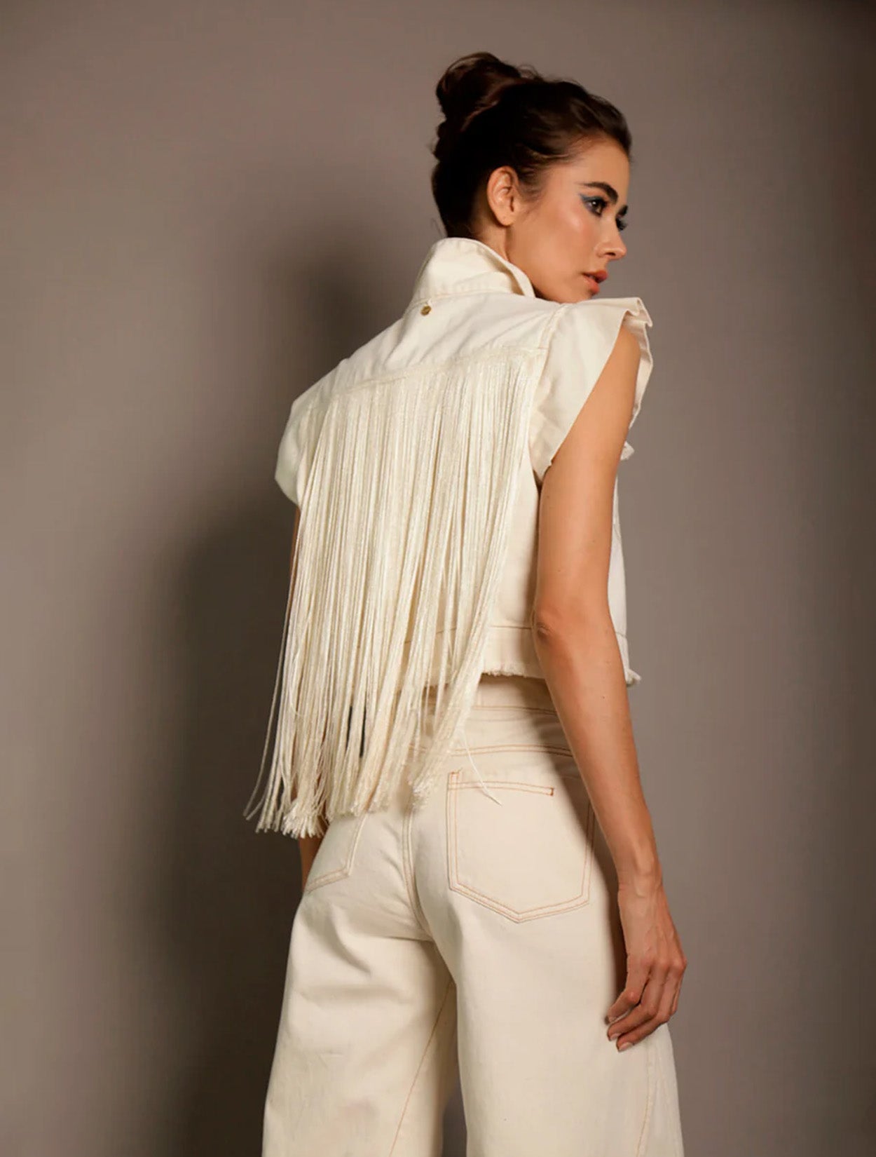 Chaleco Tribeca de Bless con diseño de sastrería estructurada y solapas para mujer – Moda colombiana de lujo urbano | Casa Precis, Concept Store