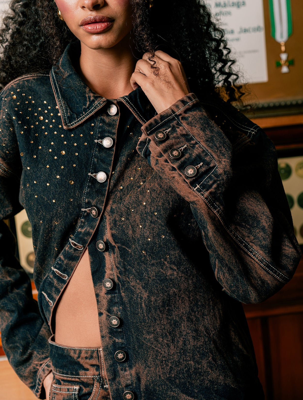 Chaqueta Agüitapanela de Wacky con diseño estructural y tipografía exclusiva para mujer – Moda colombiana con identidad | Casa Precis, Concept Store