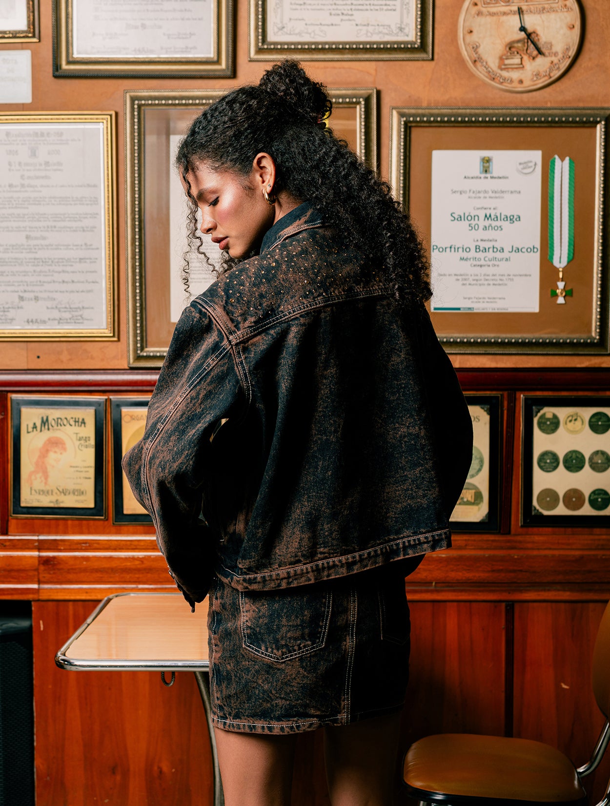 Chaqueta Agüitapanela de Wacky con diseño estructural y tipografía exclusiva para mujer – Moda colombiana con identidad | Casa Precis, Concept Store