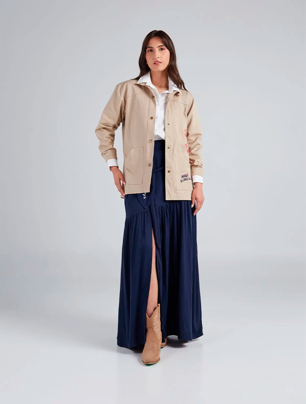 Chaqueta tipo parka caqui con bordado Aquí Florezco para mujer – Juliana Sanchez | Casa Precis, Concept Store. Primer plano.