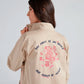 Chaqueta tipo parka caqui con bordado Aquí Florezco para mujer – Juliana Sanchez | Casa Precis, Concept Store. Tercer plano.