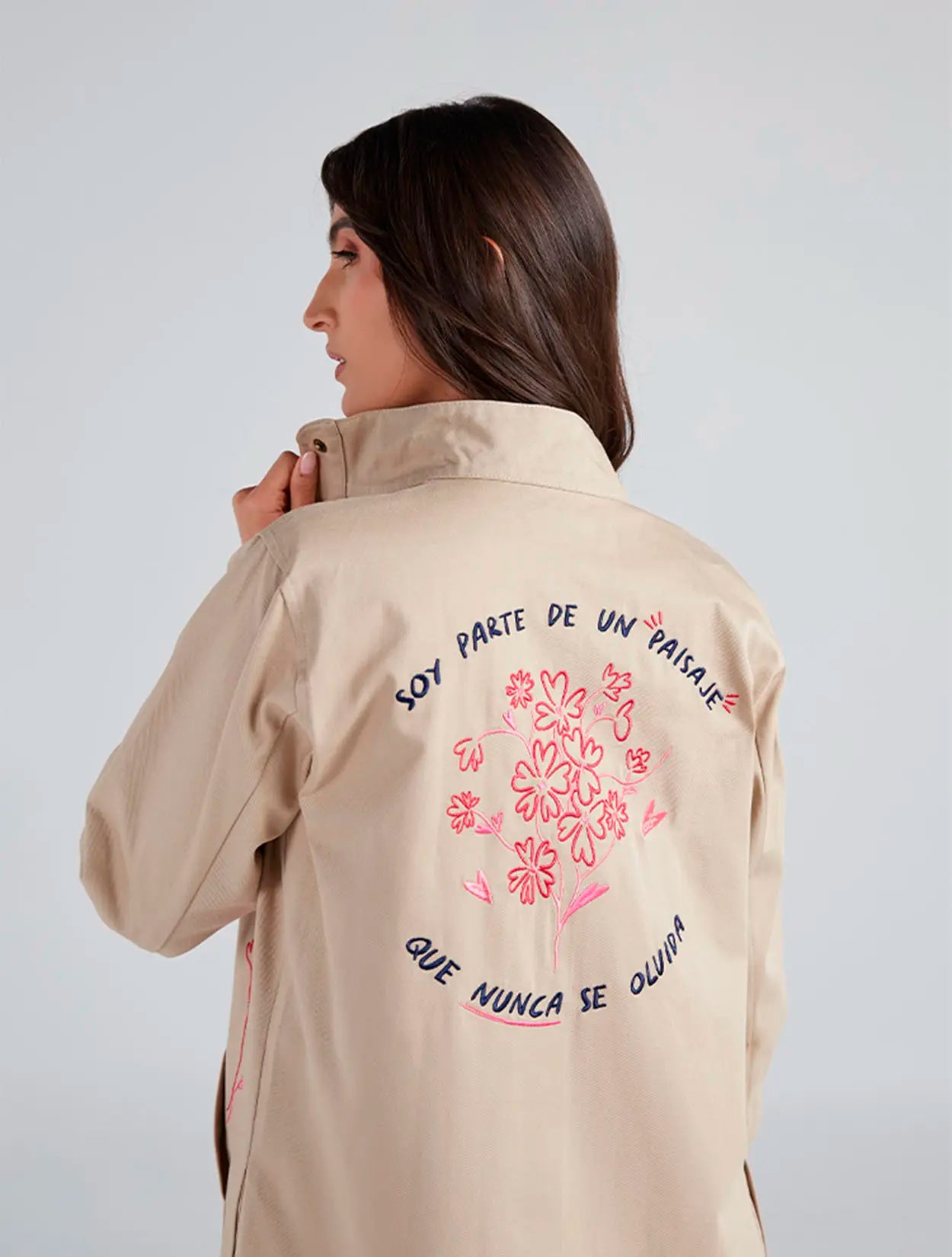 Chaqueta tipo parka caqui con bordado Aquí Florezco para mujer – Juliana Sanchez | Casa Precis, Concept Store. Tercer plano.