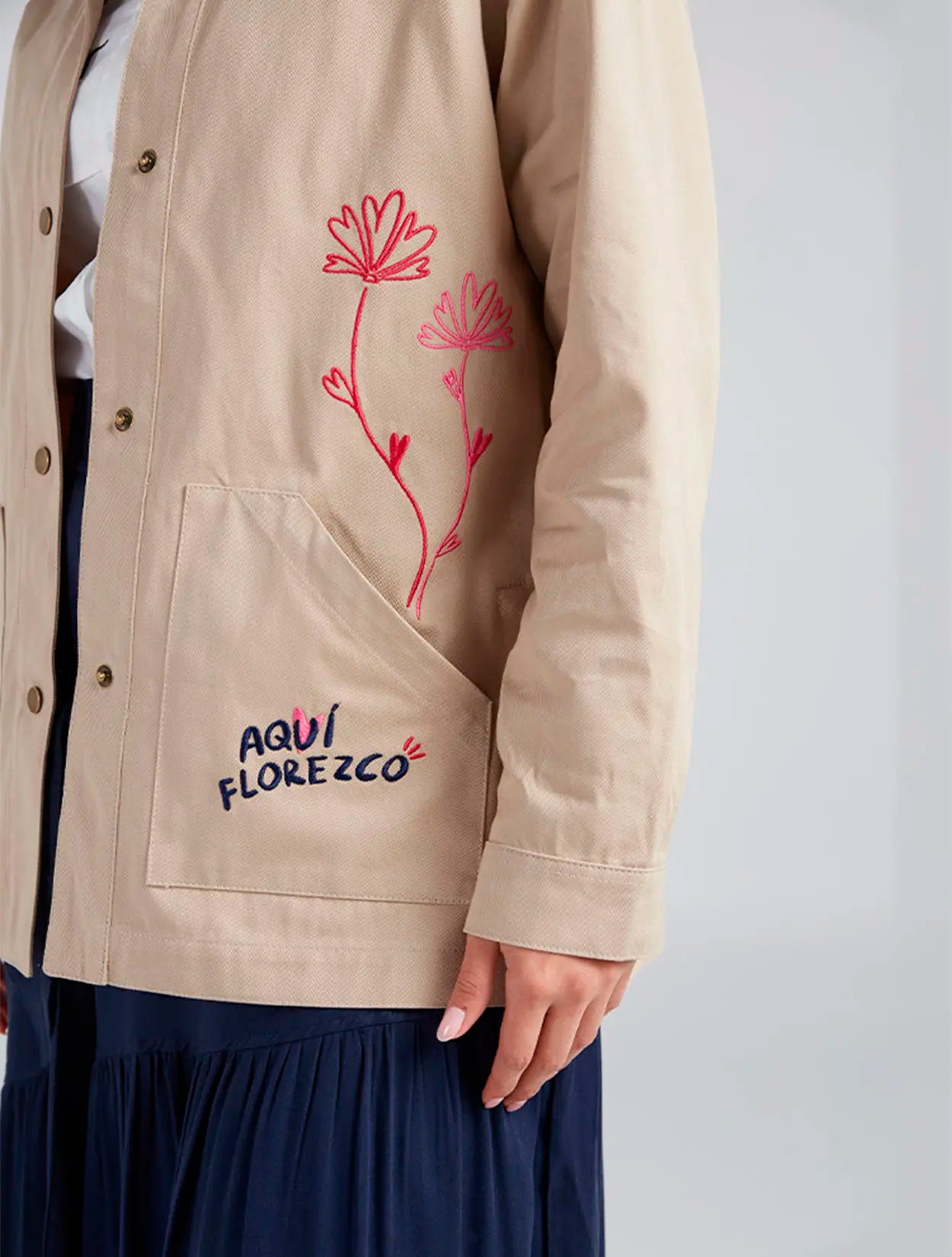 Chaqueta tipo parka caqui con bordado Aquí Florezco para mujer – Juliana Sanchez | Casa Precis, Concept Store. Segundo plano.
