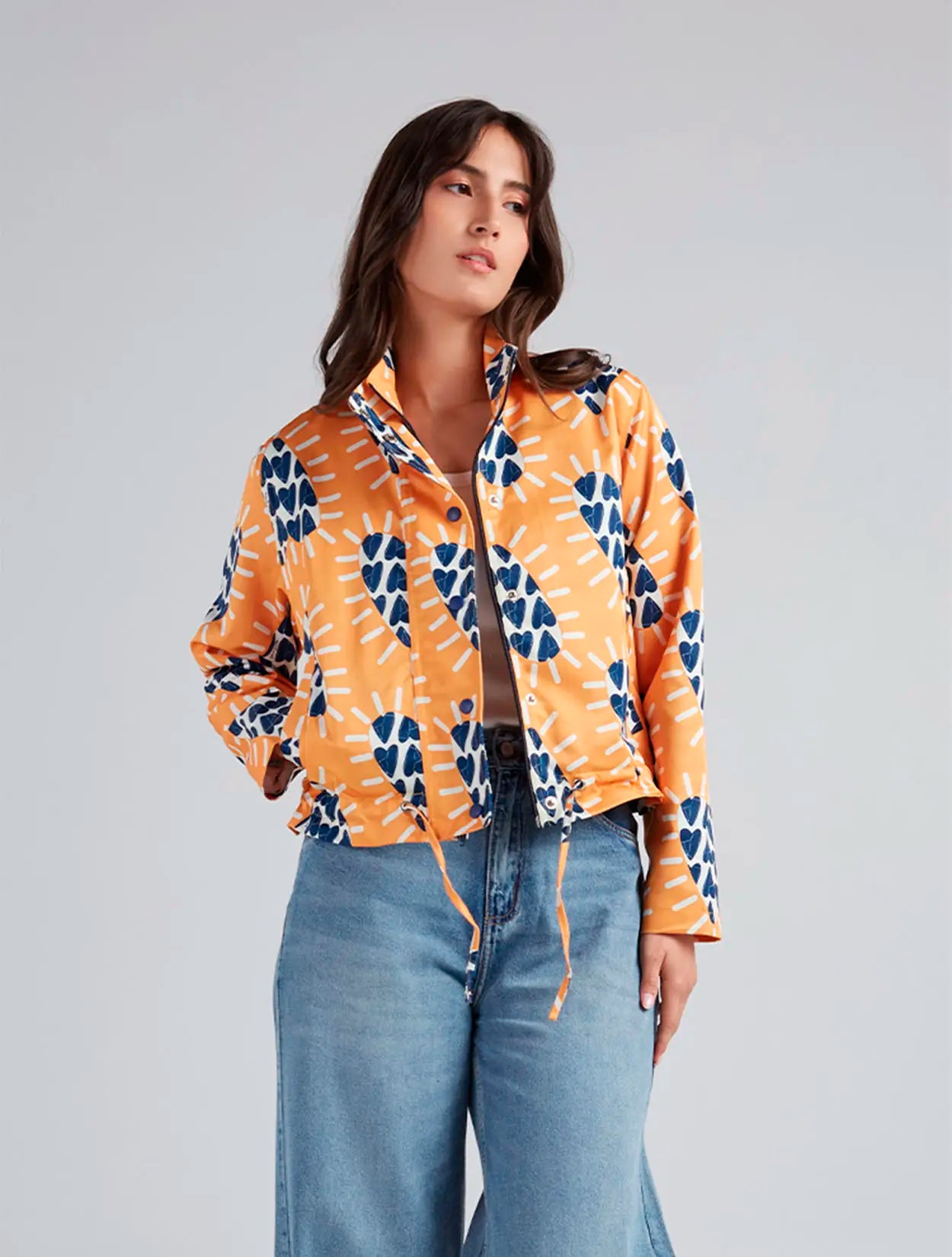 Chaqueta tipo parka mostaza con bordado Corazón Radiante para mujer – Juliana Sanchez | Casa Precis, Concept Store. Primer plano.